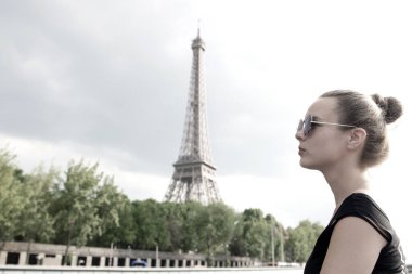 Paris, Fransa 'da Eyfel Kulesi' ne bakan bir kız