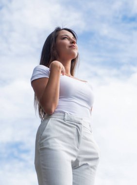 Gerçekten çok tatlı. Kadın şehir modası. Baharda tasasız mutlu bir bayan. Güzellik ve moda. Şık bir kadın şık kıyafetler giyer. Kendine güvenen, uzun saçlı, güzel bir kız.