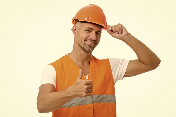 Inspecteur controle. Architect controle. Alles is onder controle. Veiligheidsconcept. De man draagt een beschermende helm en uniform. Vrolijke bouwer. Het concept van beschermende uitrusting. Knappe bouwer — Stockfoto