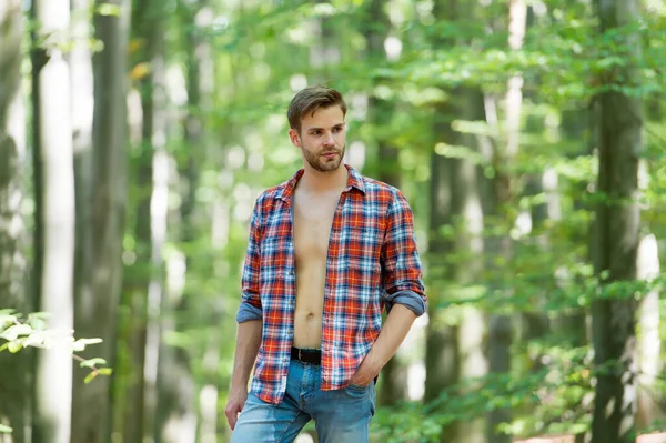 Hombre guapo con cerdas llevar camisa a cuadros al aire libre, la sexualidad masculina — Foto de Stock