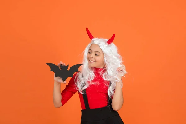 Joyeuse fille de fête d'Halloween portant un costume cosplay et s'amusant tout en célébrant la batte traditionnelle de vacances d'automne, accessoire d'Halloween — Photo