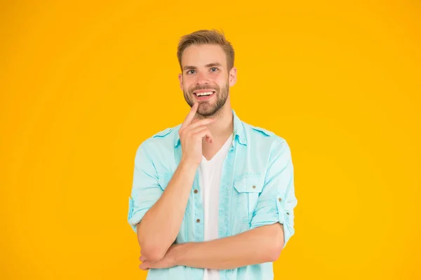 Elegante chico sonriente usar camisa casual sobre fondo amarillo, emociones positivas — Foto de Stock