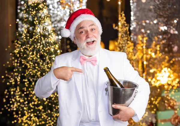 Télapó pezsgőt iszik. Téli ünnepség. Újévi ajándékok. Téli hagyomány. Felnőtt buli koncepció. Alkohol. Boldog karácsonyt! Boldog szakállas ember. A férfi télapó pezsgőt iszik. Téli ünnepek — Stock Fotó