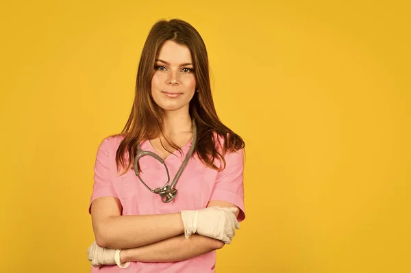 Concetto di medicina gratuita. Medico professionista. Assicurazione. Stai in salute. Dottore con stetoscopio in ospedale. Dottore donna. Cure mediche. Prescritto dal medico. Assistenza sanitaria. Educazione medica — Foto Stock