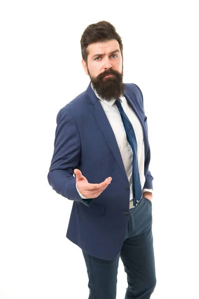 Vestito formale da uomo d'affari. Un moderno uomo d'affari operaio. Concetto di vita d'ufficio. Sa chi comanda qui. Uomo barbuto postura sicura isolato bianco. Hipster con barba vestito formale impiegato — Foto Stock