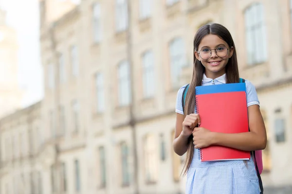 Om te slagen moet je lezen. Gelukkig kind houdt boeken bij. Schoolbibliotheek. Bibliotheek lezer glimlach buiten. Lezen en alfabetisering onderwijs. Bibliotheca. Leuke boekenworm draagt een bril. Terug naar school, kopieer ruimte — Stockfoto