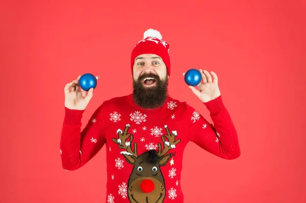 Obvyklý doplněk. Šťastný nový rok. Veselé Vánoce. vynalézavý a zábavný žonglér. šťastný muž žonglovat vánoční stromeček dekorativní hračka. Pomocník hračkářství. slavnostní atmosféra je všude — Stock fotografie