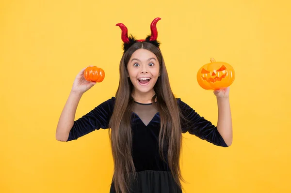 Halloween enfant en rouge cornes imp jouer tour o traiter tenant citrouille jack o lanterne, heureuse surprise halloween — Photo