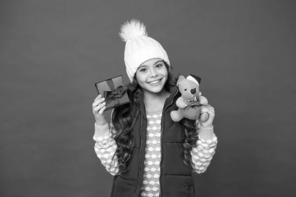 행복 한 2020 년생 입니다. 쥐는 올해의 상징이야. 귀엽고 작은 소녀가 쥐 장난감을 들고 있습니다. 어린이 뜨개질 한 겨울옷은 장난감 쥐를 가지고 노는 것이다. 아이들 장난감 가게. 온라인으로 크리스마스 선물이에요. xmas mood — 스톡 사진