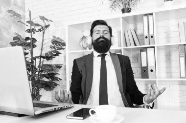 Modern salon müziği titreşimleri. Müdür Mudra 'nın jestiyle oturuyor. Sakallı adam modern ofiste rahatla. Modern hayat. İş ve zevk için modern teknoloji. Gerginliği boşalt. İş yerinde stres atımı