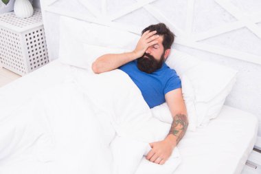 Oh hayır. Bekar, akşamdan kalma. Yatak odasındaki adam. Tembel pazar. Yatak zamanı rutini. Vahşi erkek baş ağrısıyla uyanır. Rahat yaşam tarzı konsepti. Yatakta yorgun sakallı adam. Sabah erkenden kalk.