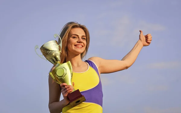 Congratulazioni per il successo. Vincitore in gara. Sport e salute. Vincitore adorabile della coppa. Sport e concetto di competizione. ragazza è felice. E 'una campionessa. Ragazza che reagisce vincendo un trofeo. motivazione — Foto Stock