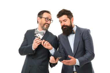 İyi iş haberlerini paylaşıyoruz. İş görüşmesinde iş görüşmesi. Takım başarısı. Olgun erkekler. Çevik iş. Telefonda konuşan adamların ortaklığı. İşbirliği ve takım çalışması. Resmi takım elbiseli işadamları