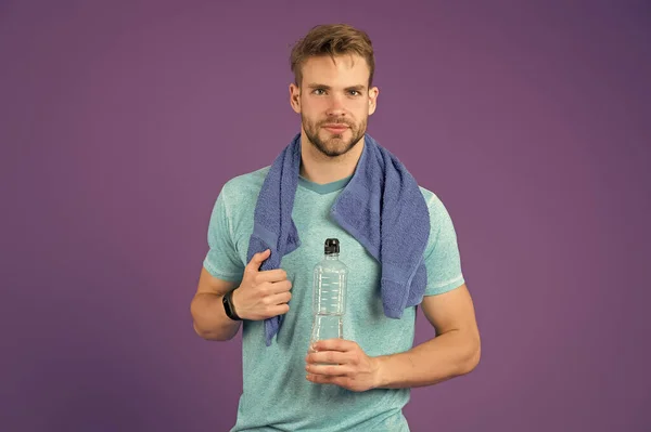 Sport pour une vie meilleure. Homme assoiffé. Bouteille d'athlète. Hydratation corporelle. Boisson vitaminée rafraîchissante après un excellent entraînement. Homme sportif tenir bouteille d'eau. Beau athlète boire de l'eau. Bilan hydrique — Photo