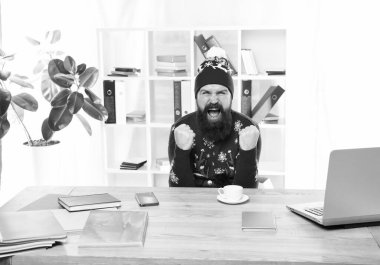 Evet, öyle. Sakallı adam ofiste zaferi kutluyor. Mutlu iş adamı kazanan hareketi yapar. Zafer getiren. Zafer konsepti. Noel sezonu. Kış tatili Yeni yıl, zafer yılı