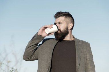 Kendime ayıracak vaktim var. Hippi kağıt kahve fincanı tutuyor. Kahve molası. Giderken iç. Düşünceli sakallı hippi adam kahvenin alınmasını tercih ediyor. İş adamı sakallı adam dışarıda kahve içiyor.