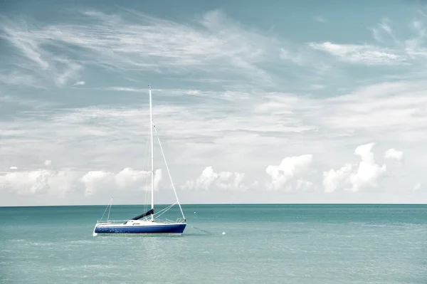 Belle plage marine colorée et exotique avec bateau sur l'eau bleue — Photo