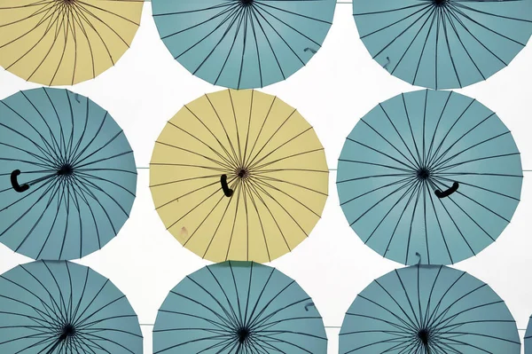 Különböző színek esernyők háttér — Stock Fotó