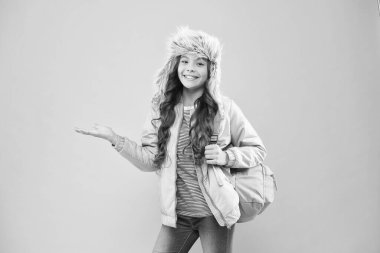 Kış tatili Modaya uygun bir kız çantası taşıyor. Hippi tarzı. Günlük yaşam için modern sırt çantası. Gençlik modası. Şirin çantalı okul kızı tarzı kıyafetler. Seyahat ve bagaj konsepti. Kullanışlı çanta