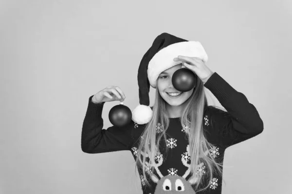 Decoratieve accessoires. Een kerstboom versieren. Meisje glimlachende gezicht houden ballen blauwe achtergrond. Laat het kind kerstboom versieren. Voeg meer decoraties toe. Een kind betrekken bij het versieren. Feestelijke stemming — Stockfoto