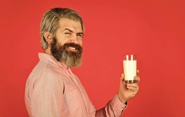 Gezonde drank. Nuttige eigenschappen van melksoep. glas verse schuimende melk. Voedzame eiwitcocktail in glas. melk voor het lessen van dorst en voor het nemen van veel nuttige vitaminen — Stockfoto