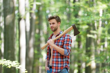 Oduncu ağaç kesmek için baltayı taşır, doğa.