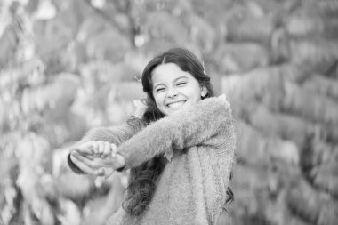 Ekim 'de manzara ışıl ışıl olur. Küçük mutlu kız ekim ayında temiz havanın tadını çıkarıyor. Küçük çocuk sonbahar parkında ekim yapraklarıyla oynuyor. Güneşli Ekim. Idyllic doğa sahnesi