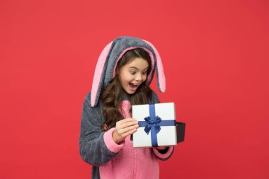 Tavşan pijamalı genç kız sürpriz bir şekilde hediye kutusunu açtı.