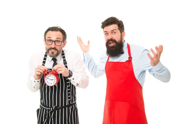 Hombre barbudo hipster y delantal de chef maduro fondo blanco. Horario de trabajo y hora de almuerzo. Falta de tiempo. Comprueba qué hora es. Es la hora del almuerzo. Los hombres cocinan con despertador. Falló el plazo — Foto de Stock