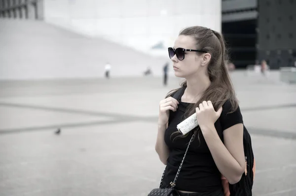 Viajando para conocerte. Chica sexy viajando por la ciudad. Mujer sensual disfrutar de viajar. Monumentos y lugares de interés de la ciudad. Agencia de viajes. Viaje de turismo. Viajar al extranjero. Vacaciones de verano — Foto de Stock