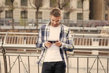 İletişim. E-posta gönder. Cevap veriliyor. Şehir kablosuz interneti. Akıllı telefon ayarları. Konum seçenekleri paylaşılıyor. Başvuru formu. Adam akıllı telefon binalarının geçmişini tutuyor. Mesaj çevrimiçi. Modern akıllı telefon