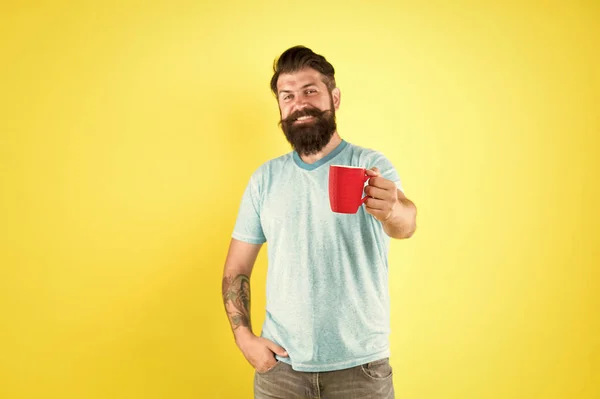 Fanático da cultura do café. Conceito de energia. Hipster barista fundo amarelo. Café. Um homem barbudo bebe café da manhã. Hora do chá. Café com proporção certa de leite. Estilo de vida hábitos matinais — Fotografia de Stock