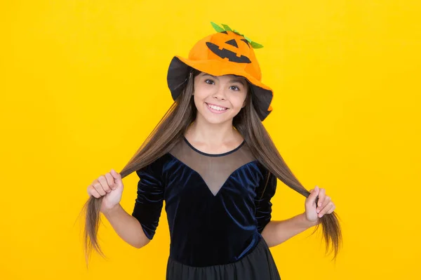 Heureux enfant porter chapeau de citrouille sur fête costume d'Halloween fête à l'automne fête traditionnelle de tous les saints, heureux Halloween — Photo