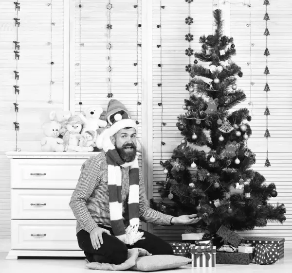 Babbo Natale con volto felice vicino bureau con giocattoli — Foto Stock