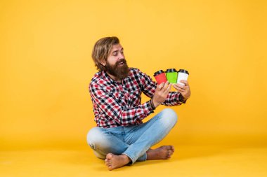 Kahveci seçimi. Evde sabah havası var. İlham konsepti. Hipster adam kahve içer. Beyaz bardak tutan yakışıklı sakallı adam. Bardakla içecek. Çay ya da kahve içmek. Günaydın.