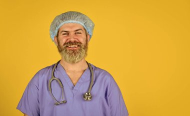 Hemşire laboratuvar asistanı. Steteskoplu kendine güvenen bir doktor. Sağlık ve sağlık hizmetleri. Enfeksiyona virüs neden olur. Koronavirüs salgını hastalığı. Aşı bağışıklığı etkinleştirir