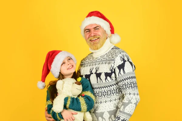 Noel geldi. Baba ve kızı Noel 'i kutluyor. Xmas partisi. Kış aile tatili. Yeni yıl geldi. Sakallı baba ve oyuncak şapkalı küçük kız. Komik örgü süveter. — Stok fotoğraf