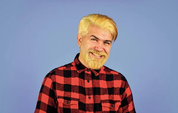 Концепция парикмахерской. жестокий мужской портрет блондинки. счастливый человек повседневной моды. парикмахер с усами. бородатый мужчина клетчатая рубашка. зрелая покрашенная борода хипстера. парикмахерская — стоковое фото