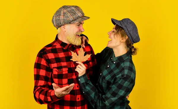 Obekymrad och lycklig. man och kvinna håller lönnlöv. jordbrukare på landsbygden samlar fallna blad. faller säsongskoncept. Höstskörd med lantbrukare. Grattis på Thanksgiving-dagen. retro par höst blad — Stockfoto