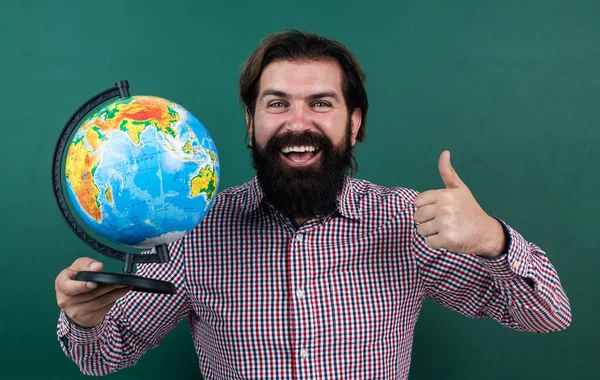 Χαρούμενος γενειοφόρος άνδρας με καρό πουκάμισο κοιτάζοντας γεωγραφική σφαίρα, γεωγραφία σχολική εκπαίδευση — Φωτογραφία Αρχείου
