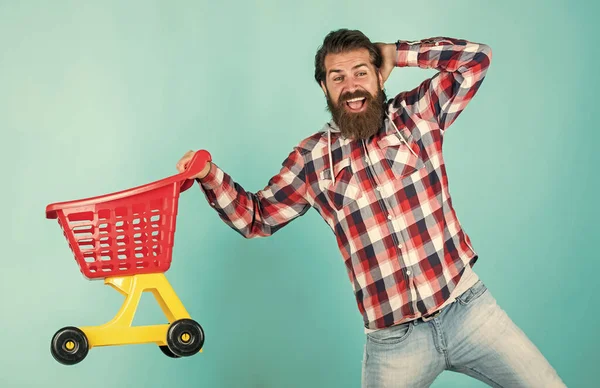 Tarefa diária. brutal maduro hipster ir às compras. Está na hora de encher o carrinho. Vai às compras. homem engraçado com carrinho de compras pequeno. fim de semana na compra de produtos. alegra compras bem sucedidas — Fotografia de Stock