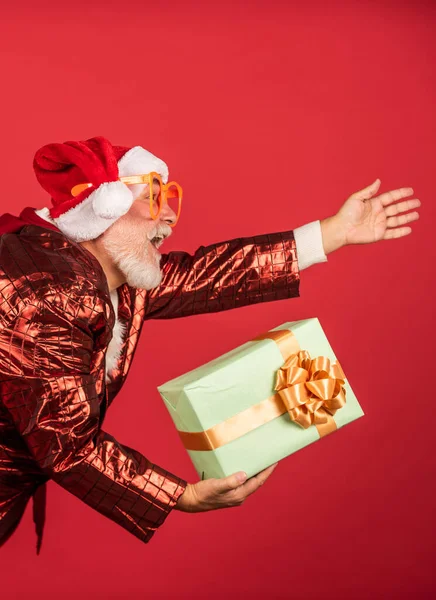 Esto es para ti. celebrar las vacaciones de invierno. hombre divertido usar abrigo y sombrero de Santa Claus. De compras. Feliz Navidad y Felices Fiestas. Se acerca el año nuevo. felicidad y alegría. listo para la fiesta de Navidad — Foto de Stock