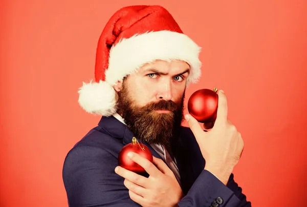 O misterioso Pai Natal. Maroto é novo agradável. Homem com barba segurar bolas vermelhas decorações de Natal. Férias de inverno. Partilha o clima de Natal. Espalhe a atmosfera mágica do Natal. Mistério do Natal — Fotografia de Stock