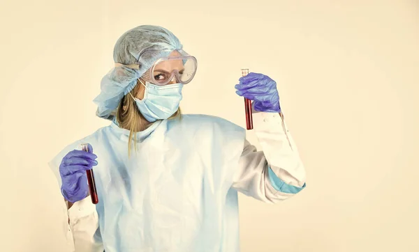 Resultados del análisis. hacer la prueba del virus. brote pandémico de coronavirus. Equipo médico. Análisis de sangre. Científico trabajando con muestras de sangre en laboratorio. doctora haciendo experimento — Foto de Stock