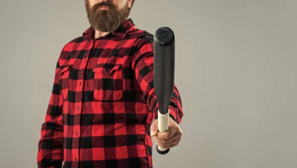 Hipster masculino barbudo listo para luchar. hombre maduro con camisa a cuadros. éxito a cualquier precio. enfoque selectivo. Un hombre con bate de béisbol. Soy un criminal. agresión e ira. espacio de copia —  Fotos de Stock