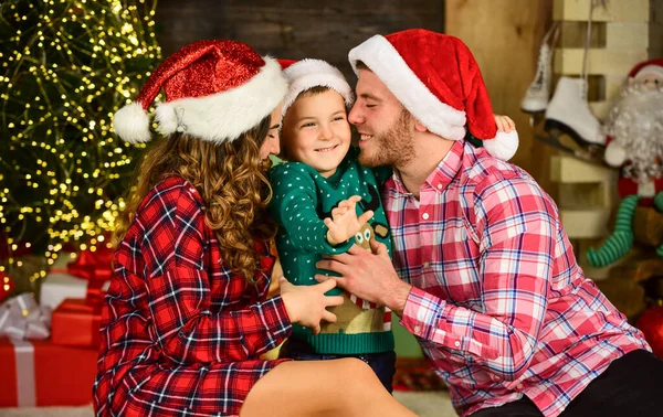 Pais e crianças véspera de Natal. Felicidade de paternidade. Boas festas. Tradição de Natal. Pai mãe bonito filho natal árvore fundo. Momento idílico. Valores familiares. Passe tempo com a família — Fotografia de Stock