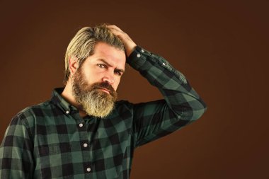 Bıyıklı, vahşi, beyaz bir hippi. Erkek berber bakımı. Sakallı adam sarı saç boyadı. Saç ve sakal bakımı. Berber ve kuaför. Kendine güvenen ve yakışıklı vahşi bir adam. Sakallı olgun bir hippi.