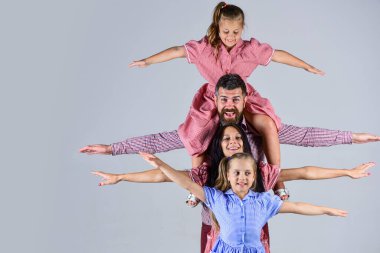Birlikte eğleniyoruz. Mutluluk. Babalar günün kutlu olsun. Aile tatili. Anne ve baba ve kızları. Sevgi ve güven. İki kızı olan anne ve baba. Anneler Günü