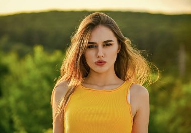 Güzel, genç, sağlıklı bir kadın. Kız yaz doğasının tadını çıkarıyor. Güzel güneşli bir gün. Sağlıklı bir yaşam tarzı. Dışarıdaki seksi kız. Güzellik ve moda. Esmer saçlı ve makyajlı bir kadın.