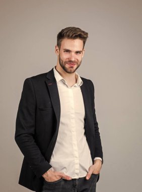 Yakışıklı adam resmi takım elbise giyer. Gömlek ve ceket giyen kendine güvenen bir iş adamı. patron erkek. Gri arka planda seksi CEO. Modern ofis hayatı. Karizmatik iş sahibi. Şık bir emlakçı. Moda görünüyor